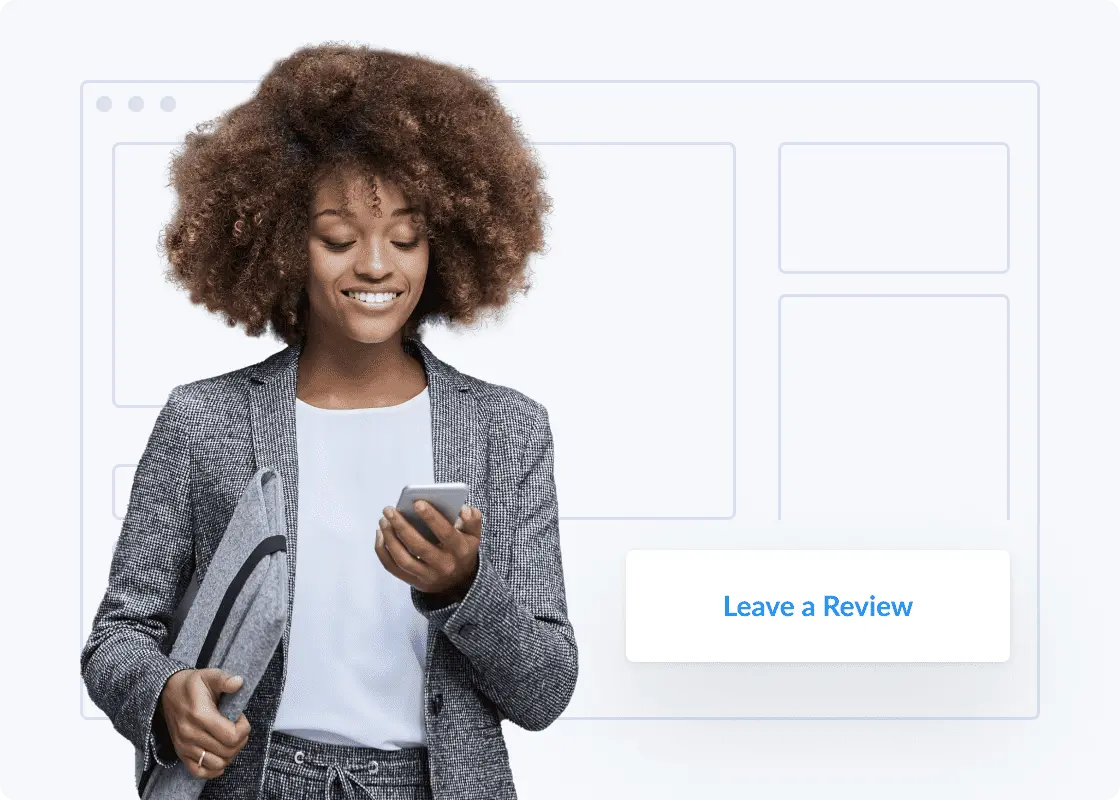 Femme vérifiant le téléphone