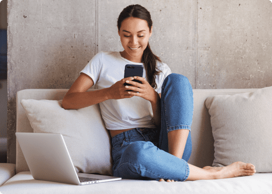 Une femme vérifiant son téléphone