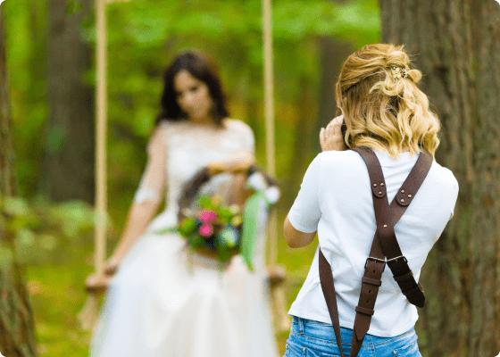 Um fotógrafo com uma noiva