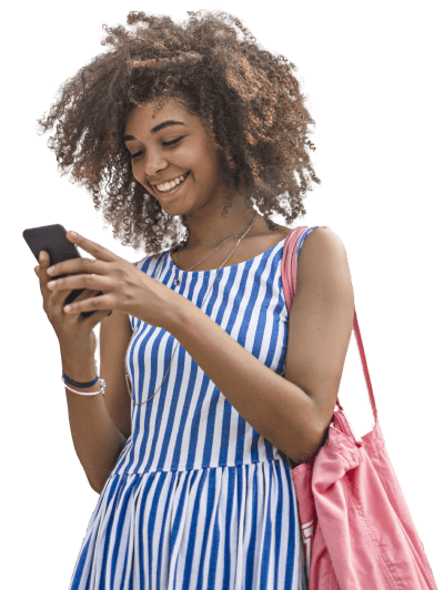 Lächelndes Mädchen verwendet Setmore auf Ihrem Handy