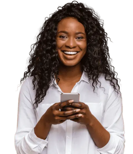 senhora sorridente com cabelo encaracolado