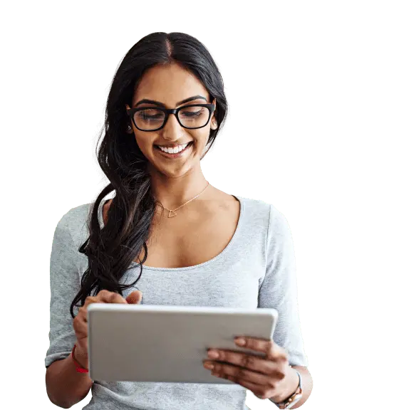 Eine Dame überprüft ihr Tablet