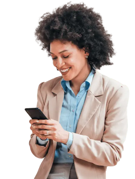 una donna professionale che guarda il suo cellulare