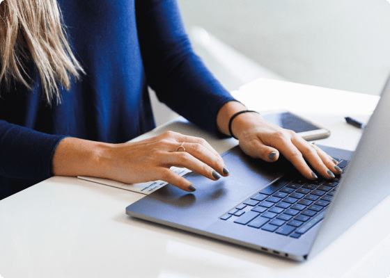 femme professionnelle avec les mains sur un ordinateur portable