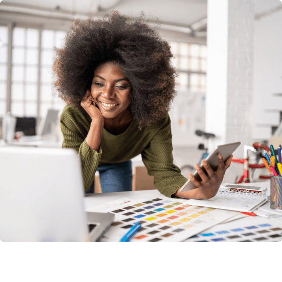 femme souriante avec un iPad à la main