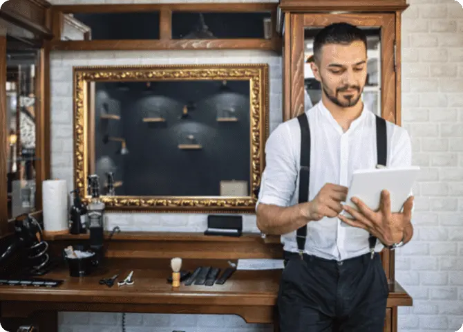 Ein Mann überprüft sein iPad
