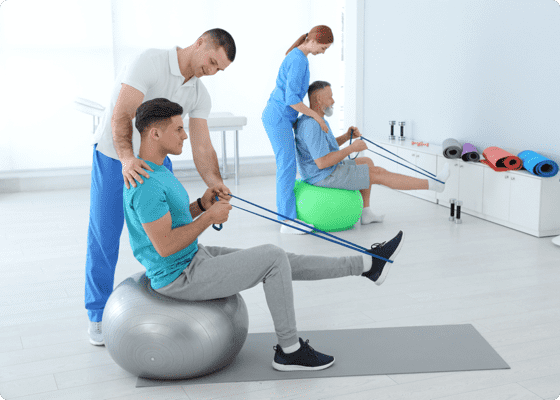 Entrenador y aprendiz ejercitando la pierna en una sala