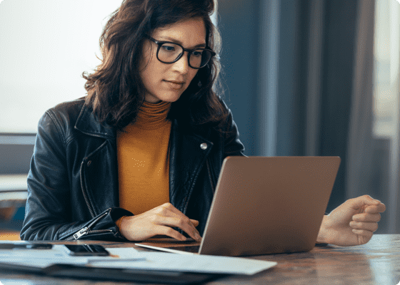 Dame mit Brille überprüft Ihren Laptop