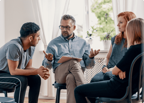 Una discusión en equipo con cuatro personas