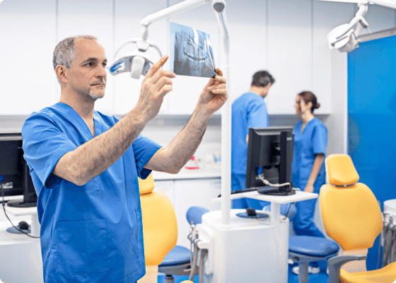 Zahnärztin informiert ihren männlichen Patienten über die Behandlung