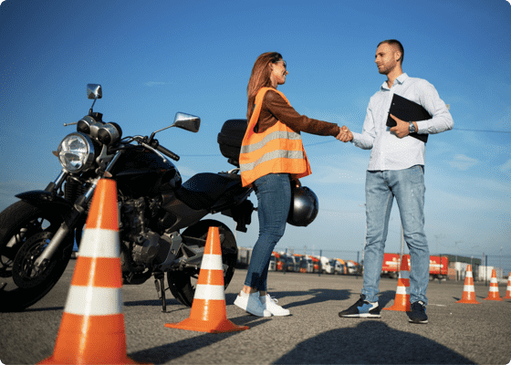 Instrutor de escola de condução e jovem senhora a apertarem a mão