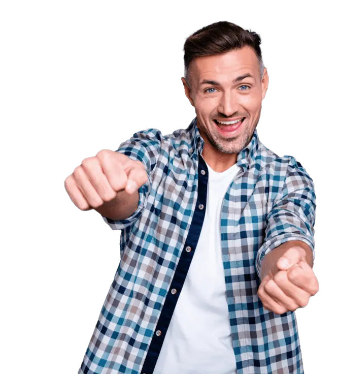 Un uomo sorridente che indossa una camicia a quadri