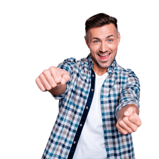 Un uomo sorridente che indossa una camicia a quadri