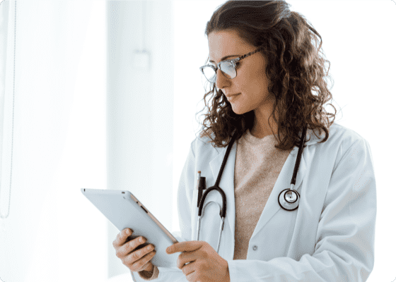 médecin vérifiant le profil du patient