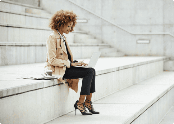 Une femme assise avec un ordinateur portable