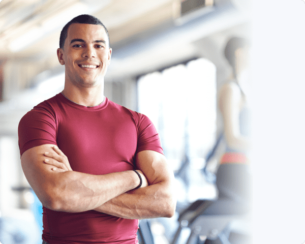 Un homme souriant en Tshirt rouge