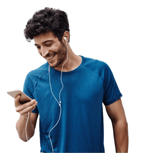 Ein Mann mit Kopfhörern schaut auf sein Handy