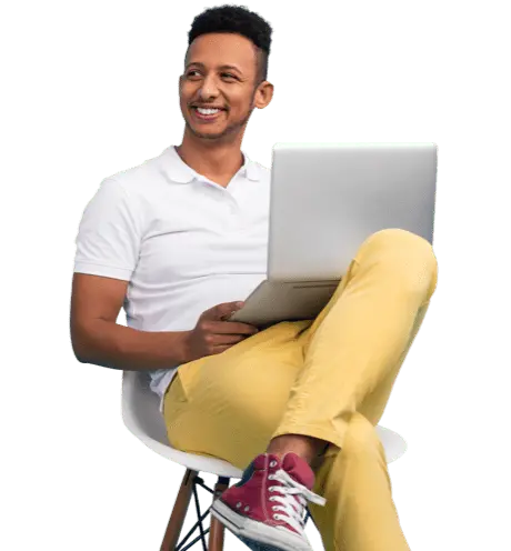 Un homme est assis avec son ordinateur portable