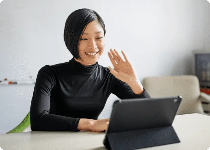 Une femme souriante en agitant la main
