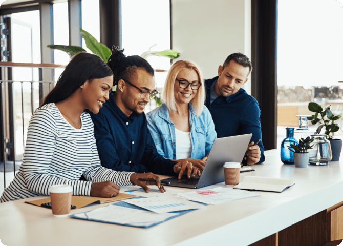 un gruppo di persone che lavorano insieme