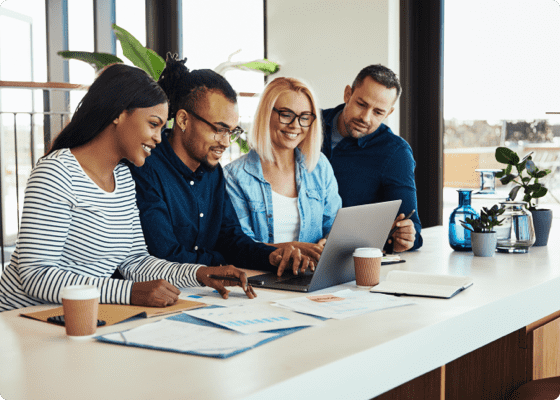 un grupo de personas trabajando juntas