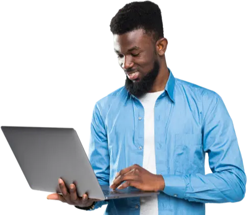 un uomo che controlla il suo laptop