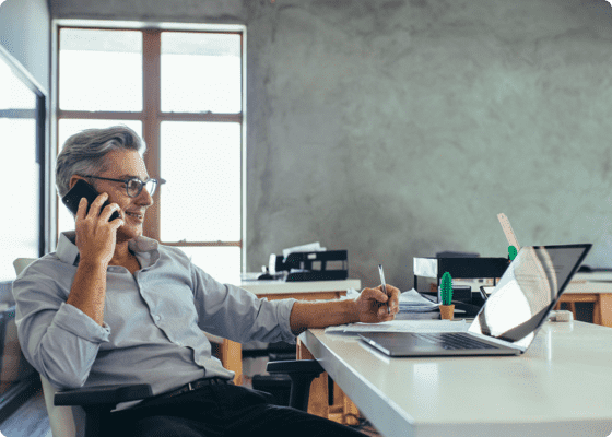 un homme travaillant sur son ordinateur portable