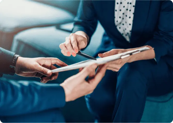 Un tablet tenuto da due persone per discutere