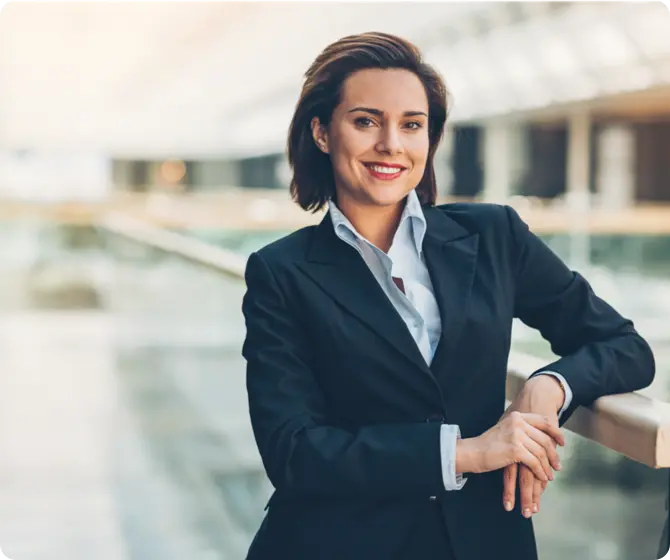 Donna dell'industria legale con un cappotto nero