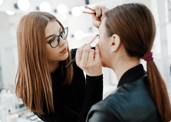 truccatore che fa il trucco a un cliente setmore