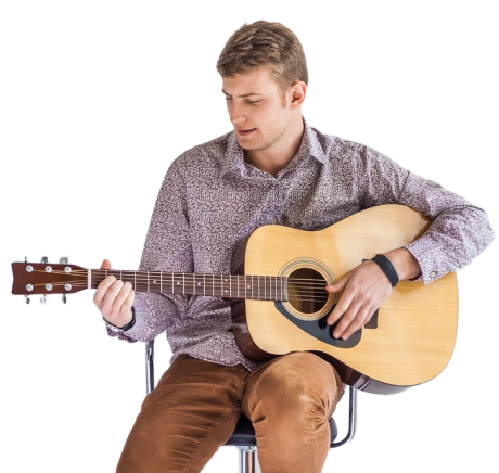 homme jouant de la guitare assis sur une chaise