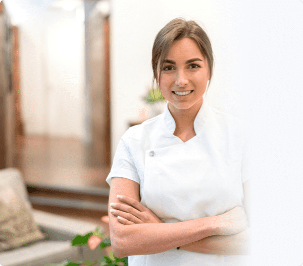 una señora sonriente en un salón de uñas