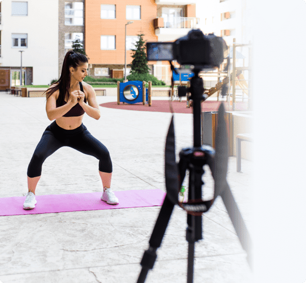 persona che gira un video sull'equilibrio col pilates