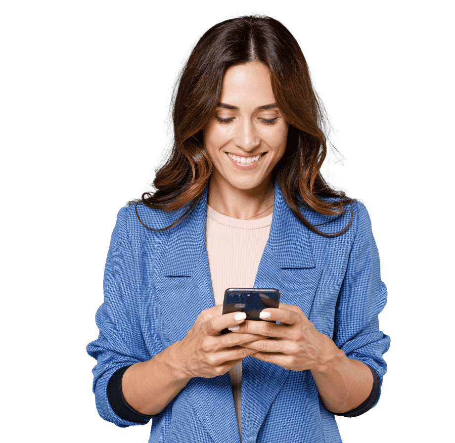 Femme souriante regardant son téléphone portable