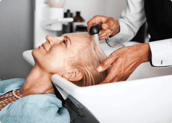 Una cliente si sta lavando I capelli in un salone