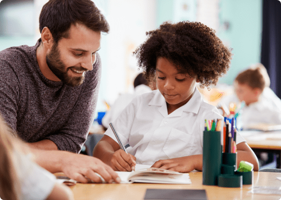 Ein Lehrer arbeitet mit einem Studenten