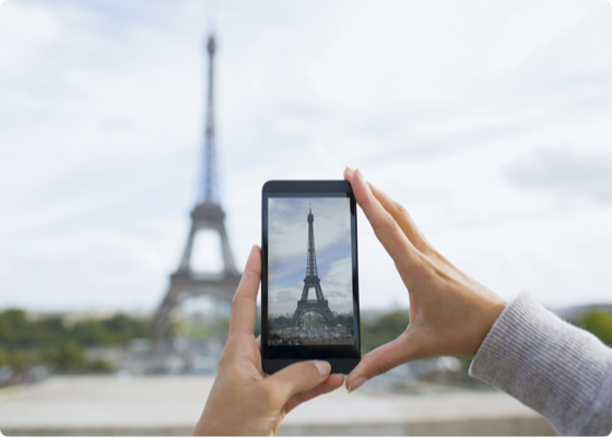 Uma foto da torre Eiffel num telemóvel