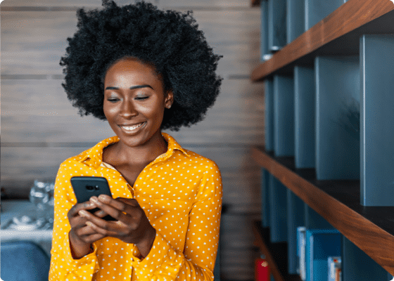 mulheres com cabelo encaracolado a marcar vacinas