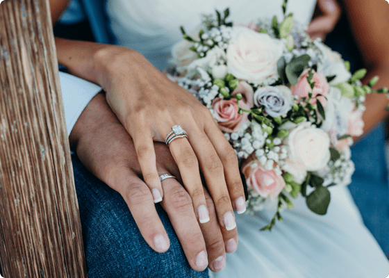 Foto de los anillos de boda de los novios
