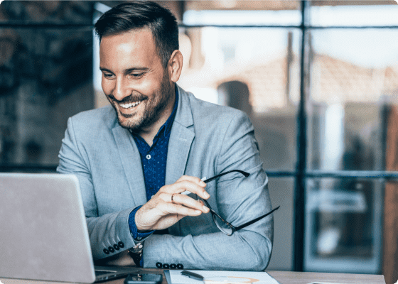 Un uomo in videochiamata che guarda il suo laptop