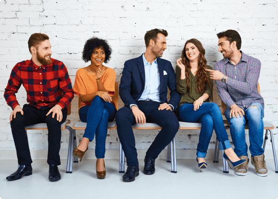 Grupo de pessoas sentadas em fila e a conversar