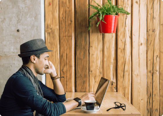 Profilo laterale di un uomo seduto con un laptop