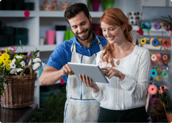 Casal a utilizar iPad em conjunto numa loja