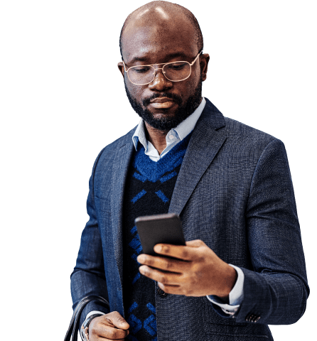 hombres negros usando sus teléfonos para pagar en línea