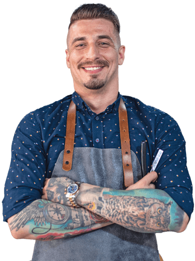 profesional de la barbería con tatuajes en la mano