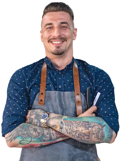profissional de barbeiro com tatuagens na mão