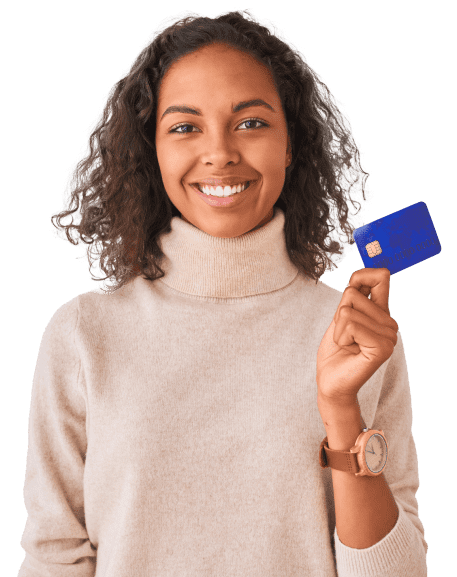 Une femme avec une carte de crédit