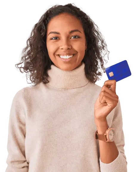 Une femme avec une carte de crédit