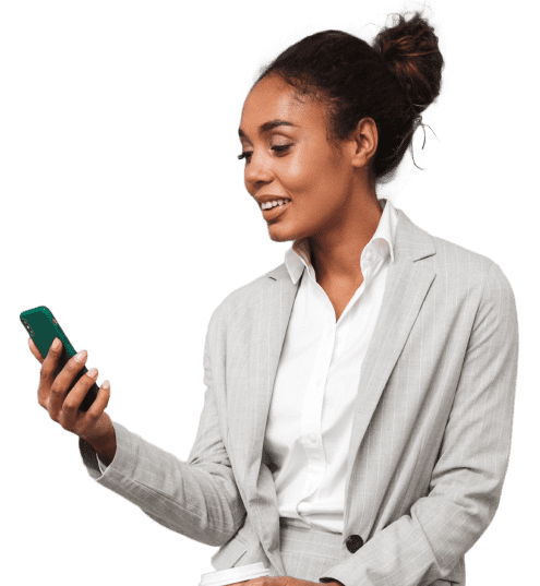 Eine Frau überprüft ihr Handy