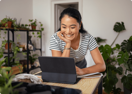 ragazza sorridente che usa setmore sul suo tablet